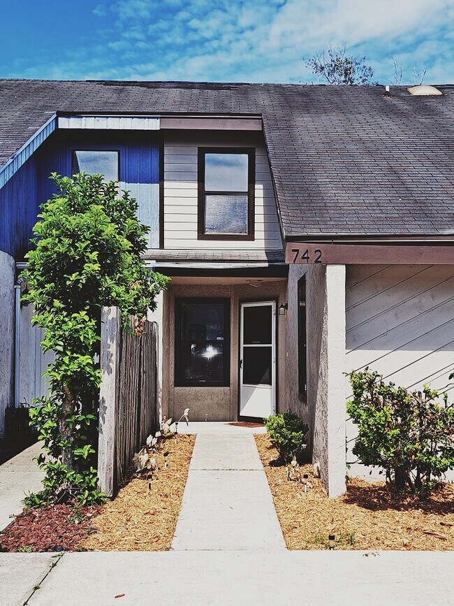 Foto del edificio - 742 Trekker St