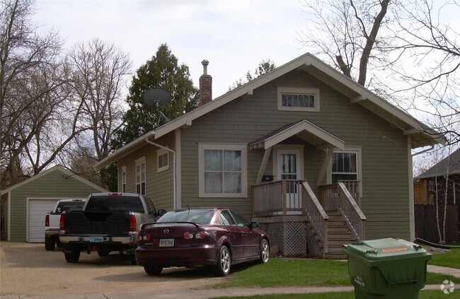 Building Photo - 906 8th St