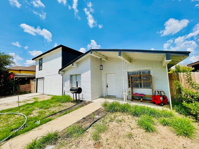 Building Photo - 206 Sevilla Loop