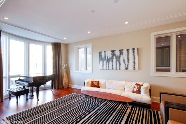Foto del edificio - 1759 W Surf St