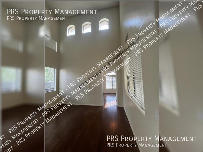 Building Photo - 576 E Julian Dr