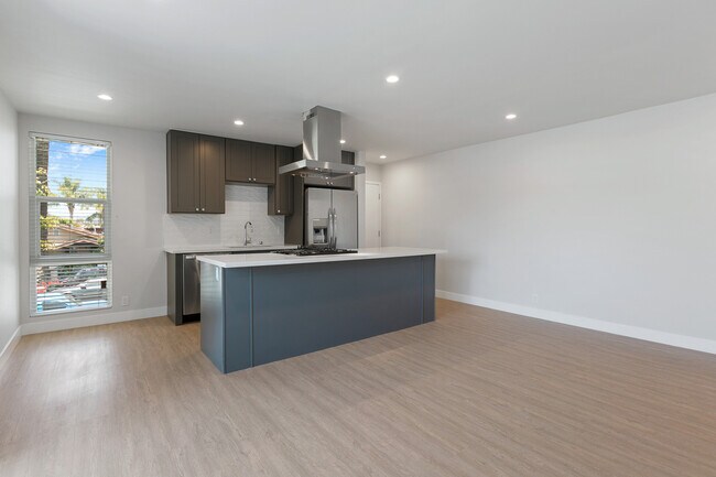 Building Photo - 2726 Alsace Ave