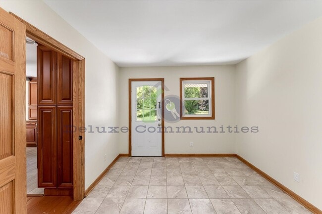 Building Photo - 4 bedroom 3.5 bath