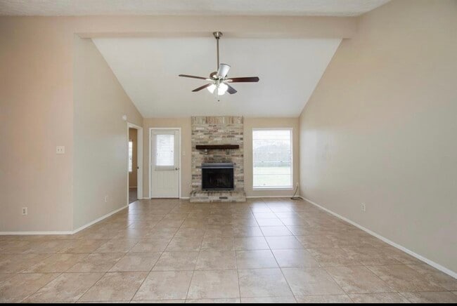 Foto del edificio - 5815 Heather St