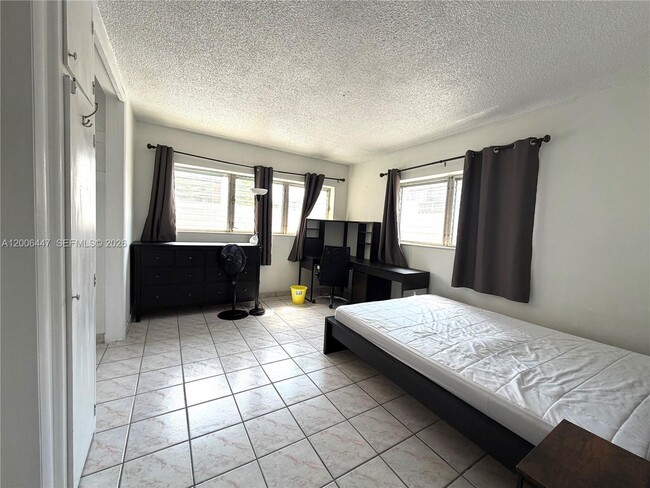 Foto del edificio - 1430 NE 170th St