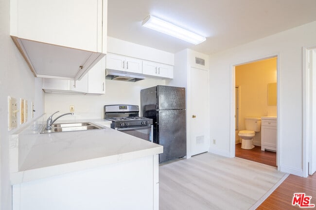 Building Photo - 820 S St Andrews Pl