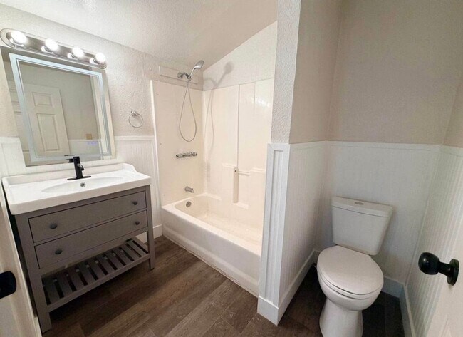 Foto del edificio - Charming Home in Exeter coming soon!