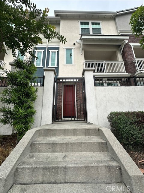 Foto principal - 6909 Magnolia Ave