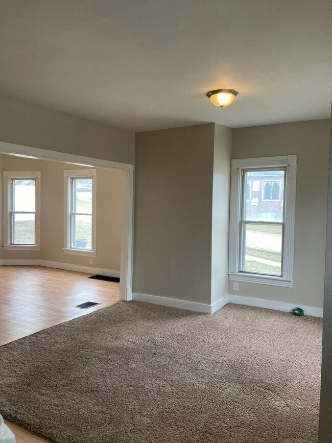 Foto del edificio - Large 4 Bedroom House in Moline