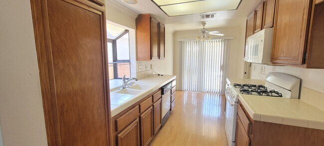 Building Photo - 2 bed 2 bathroom ready to call home!