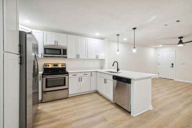 Building Photo - 2636 Sunnyside Dr