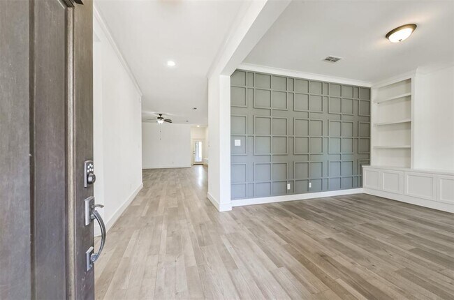 Building Photo - 16823 Seminole Ridge Dr