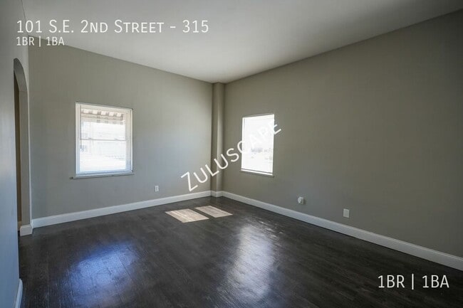 Building Photo - 101 SE 2nd St