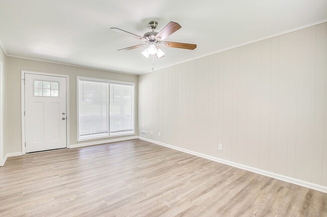 Building Photo - 1863 Rollingwood Dr Se