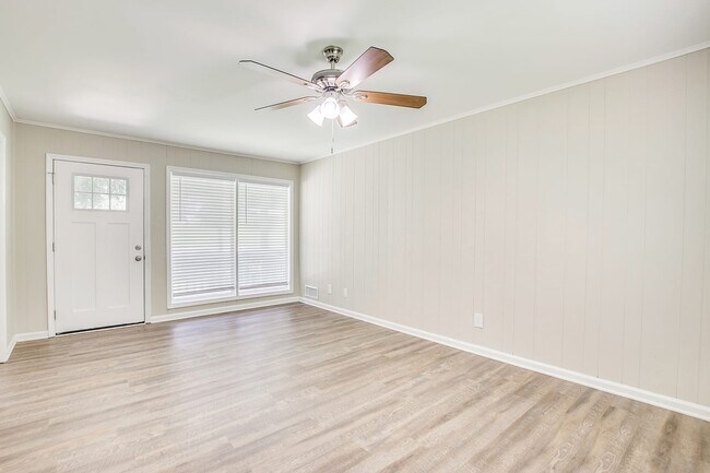 Foto del edificio - 1863 Rollingwood Dr Se
