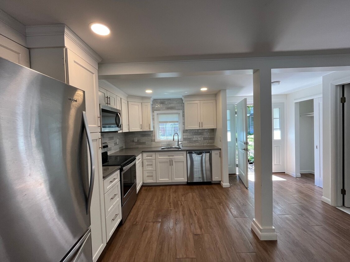 Primary Photo - Newly Renovated Two Bedroom Townhouse, Hon...