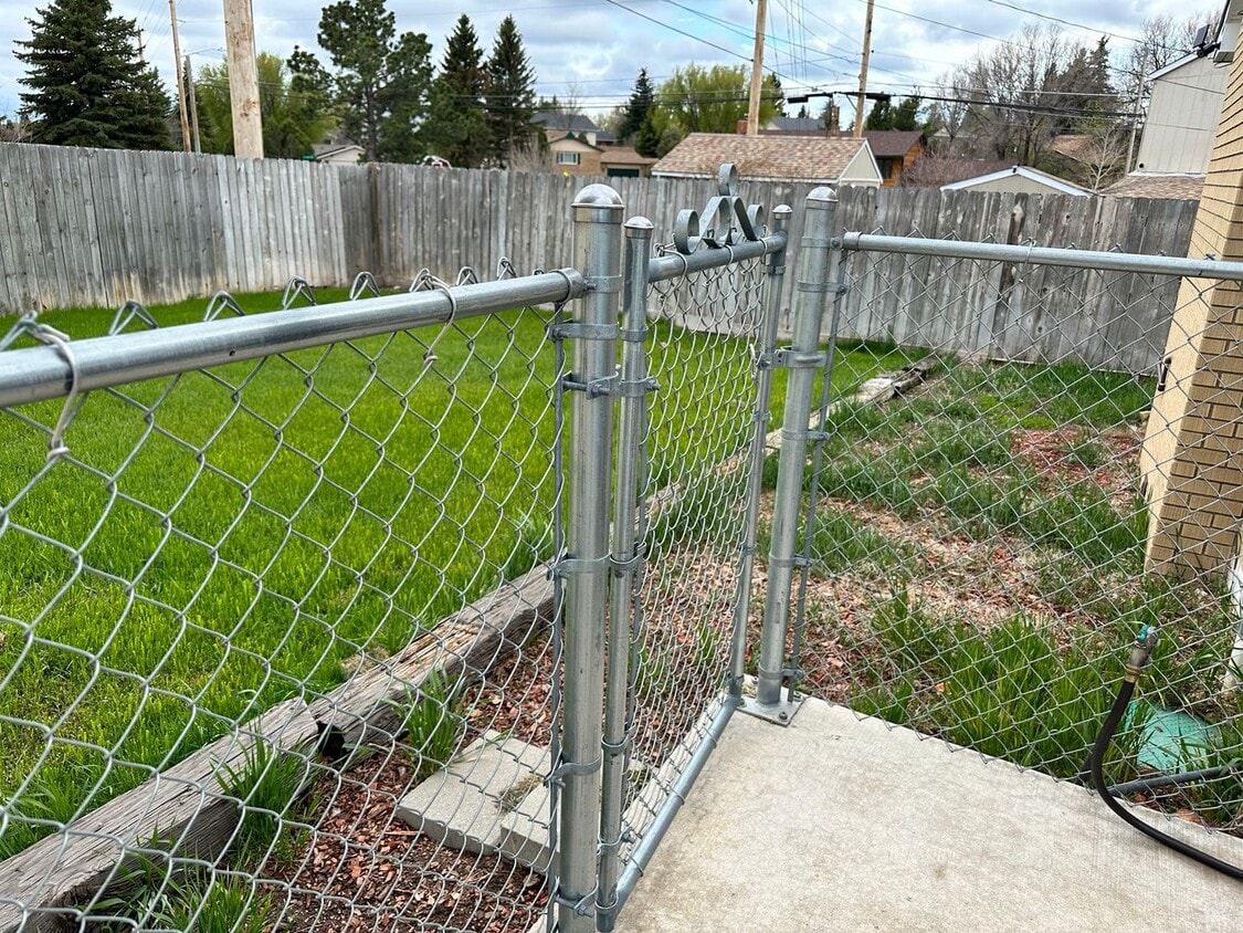 Building Photo - 4 Bedroom ,2 bathroom Single Family Unit