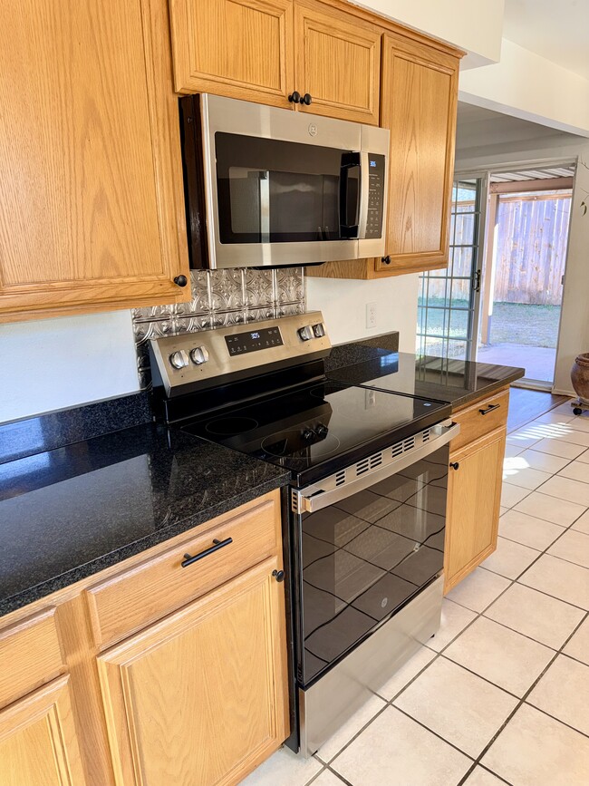 Building Photo - 5904 Oak Hill Rd