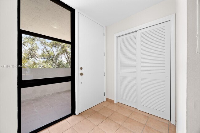 Building Photo - 1632 S Bayshore Ct