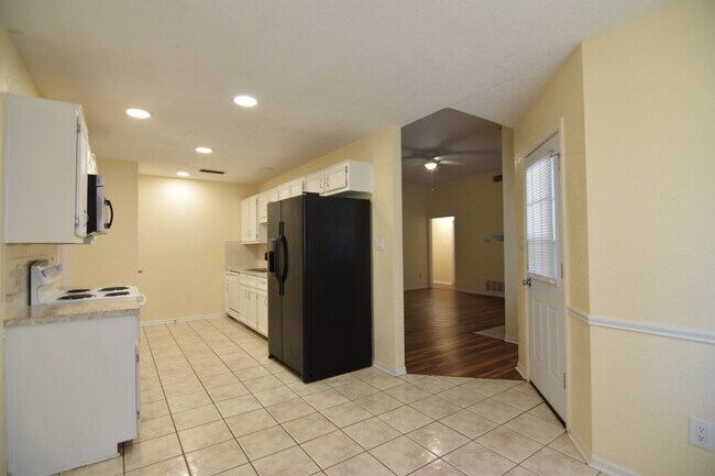 Building Photo - 3920 Bur Oak Dr