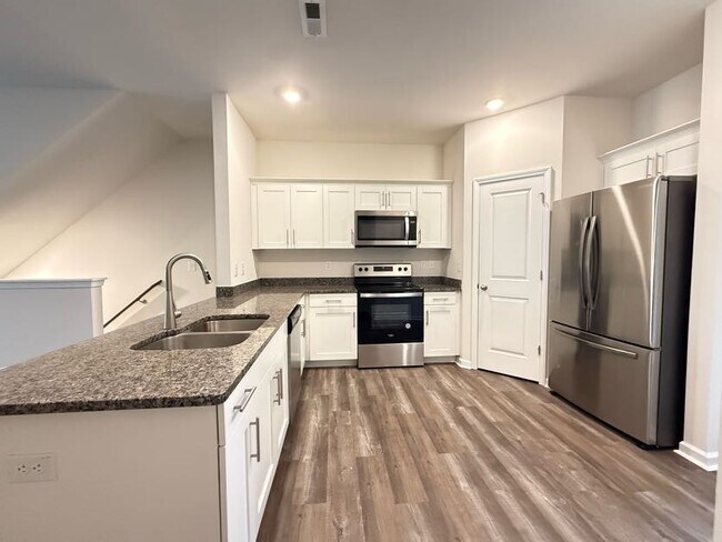 Building Photo - 3 Bedrooms 1 Garage & Open space one the Main Floor