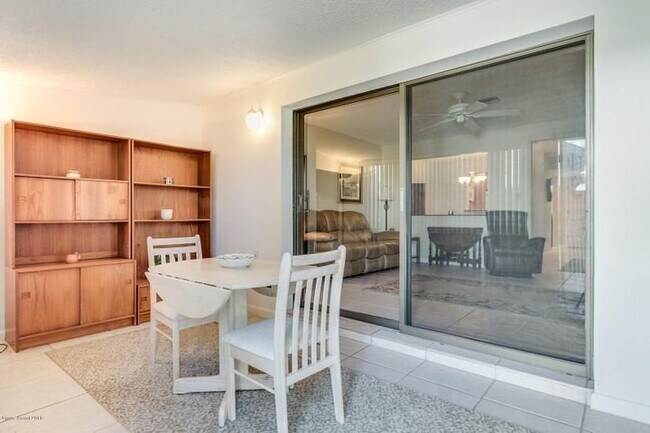 Foto del edificio - Beautiful Townhome Walking Distance to the...