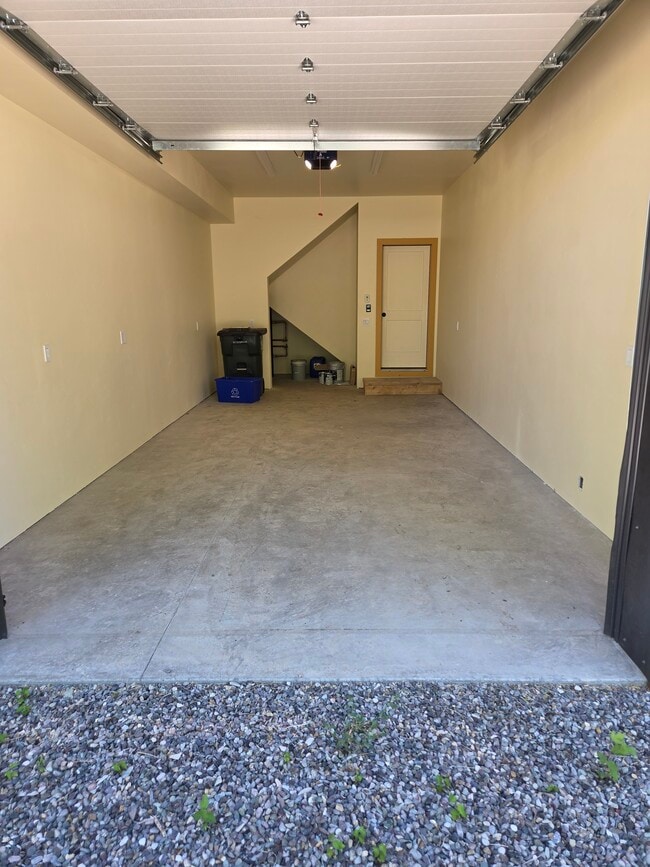 Building Photo - 357 1/2 N Lena St