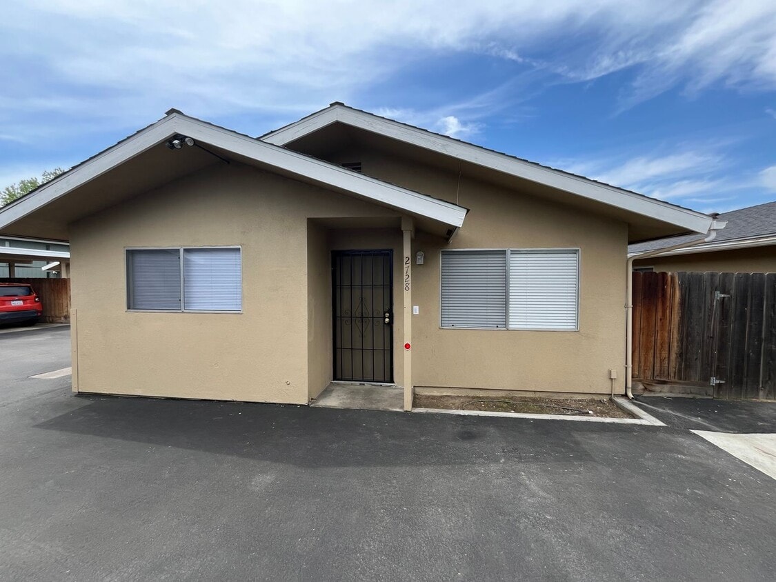 27242728 S Sallee Ct Unit 2728, Visalia, CA 93277 Room for Rent in