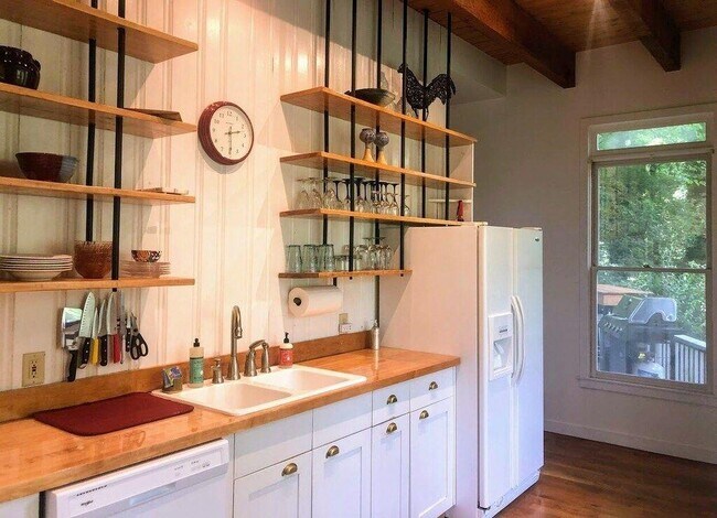 Foto del edificio - 343 McClure Creek Rd