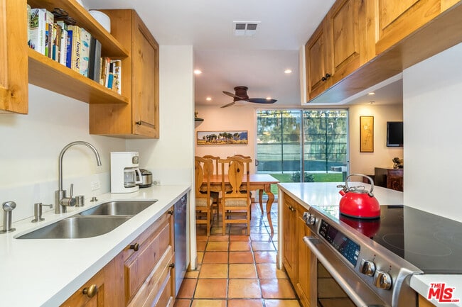 Building Photo - 100 S Doheny Dr