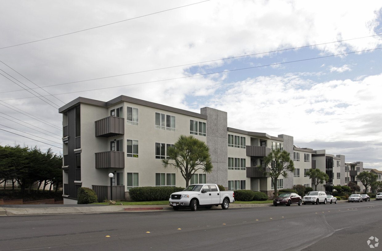 Primary Photo - Eastmoor Apartments