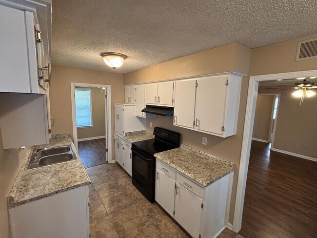 Foto del edificio - 6810 Sycamore Hill Dr