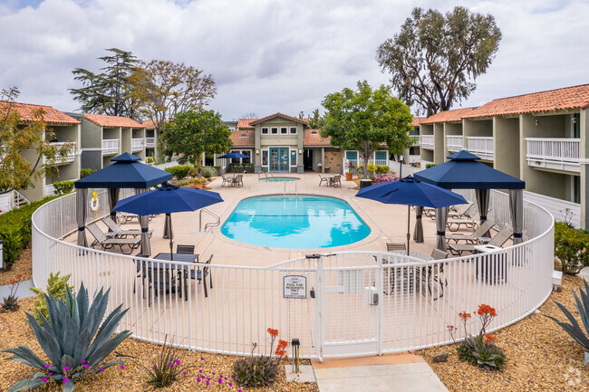 Pool, Spa, & BBQ Grills - Serena Vista Apartments