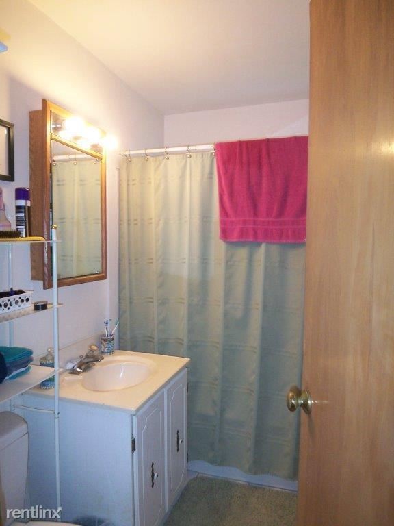 Building Photo - 3 br, 1 bath Apartment - 1341 Kewaskum St