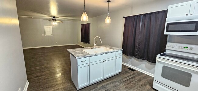 Building Photo - 104 N Main St