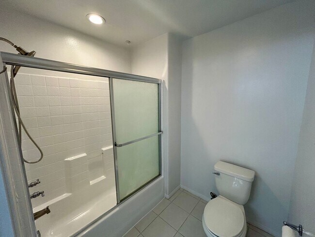 Foto del edificio - One Bedroom, One Bathroom Irvine Condominu...