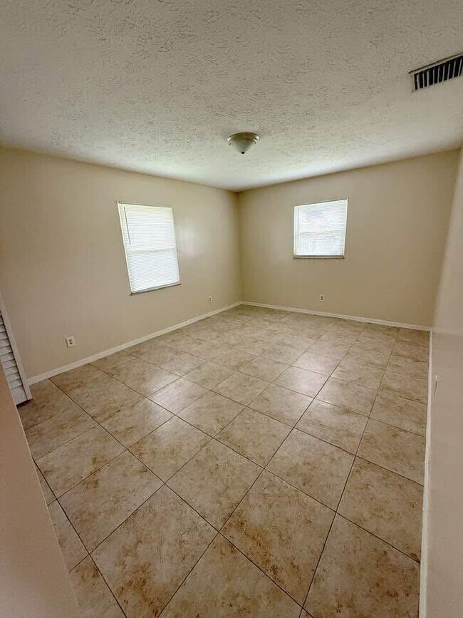 Building Photo - 134 SE Whitmore Dr