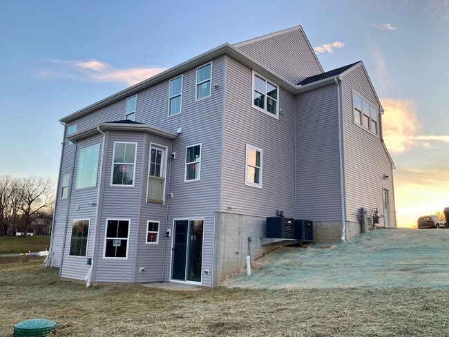 Building Photo - 2431 Makia Dr