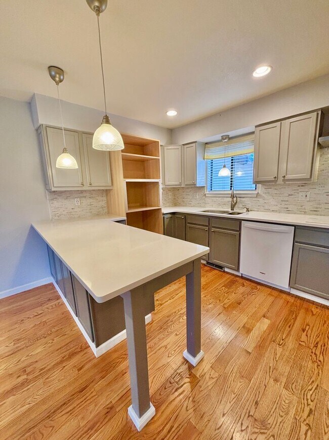 Foto del edificio - Spacious 3-Bedroom Condo in Prime Golden Location!! Available Now!!