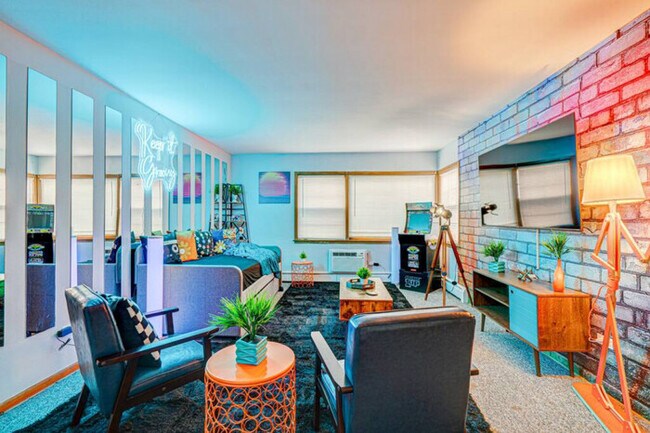 Foto del edificio - Elmwood Park 2 BR Condo (Great for Kids!)