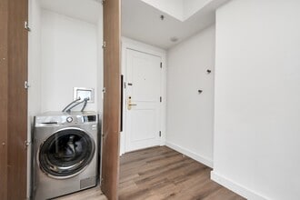 Building Photo - 1300 Lamar St