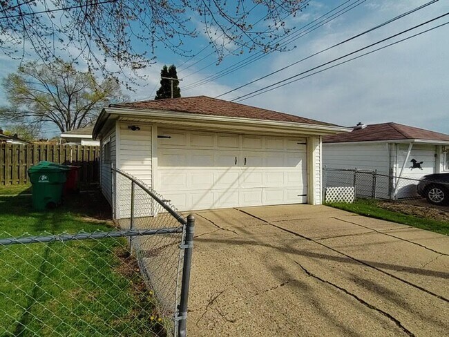 Foto del edificio - Beautiful, sprawling, brick ranch - $1550/mo