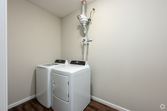 1BR, 1BA - 595SF - Laundry - 120 Flats Apartments