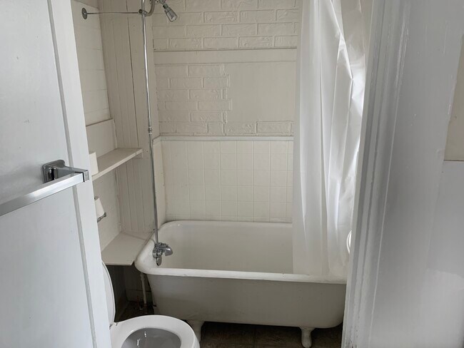 tub/shower - 54A Tariff St