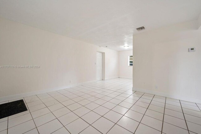 Building Photo - 3 bedroom in Hollywood FL 33020