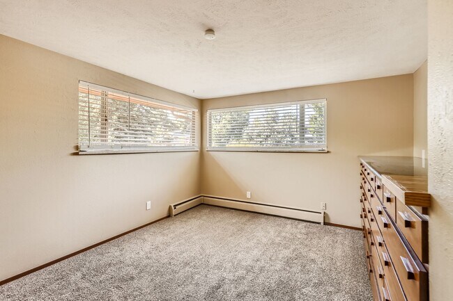 Building Photo - Centrally Located 3 bed, 2 bath Ranch Styl...