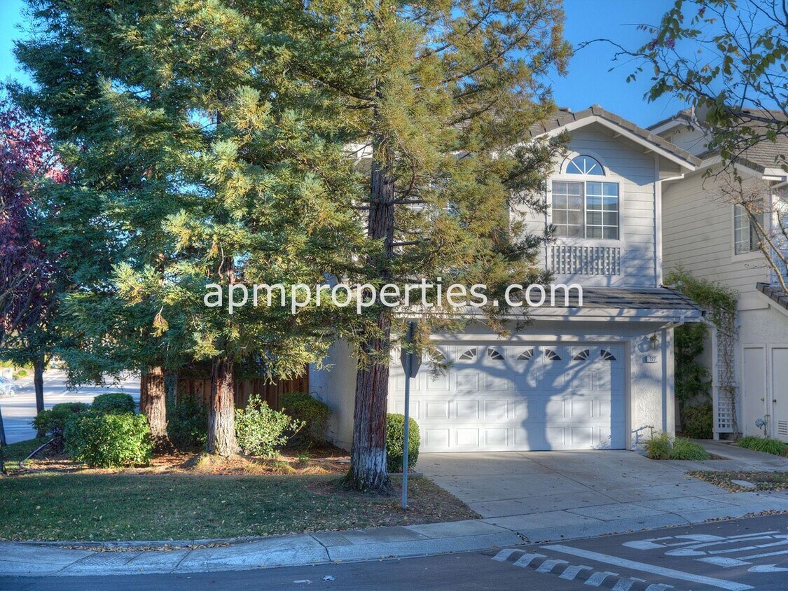 Lovely 3 Bedroom, 2.5 bath, 2Car Garage, Townhome Rentals in