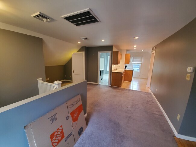 Building Photo - 67 E Ridge Rd