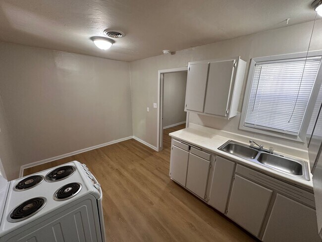 Building Photo - $750- 2 bed 1 bath - Cute and small single...