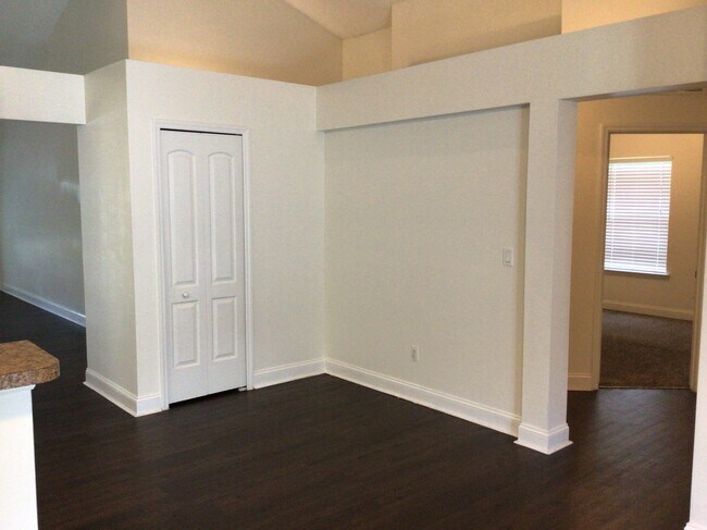 Building Photo - 11551 Oak Meadow Ln